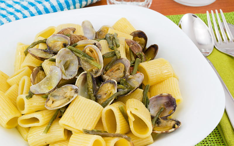 Pasta con vongole e asparagi