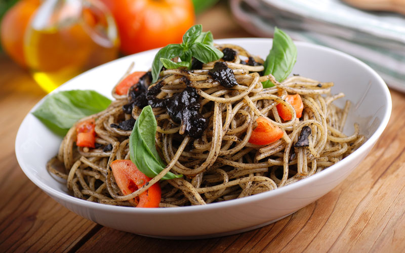 spaghetti al nero di seppia con cozze e pomodorini