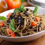spaghetti al nero di seppia con cozze e pomodorini